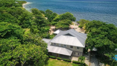 Secluded Oceanfront 4BR Luxury Villa - Fully Staffed on Camp Bay Beach, Roatan