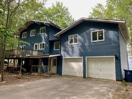 6 bedroom Cottage in Manistee on Lake Michigan. Stairs to private beach