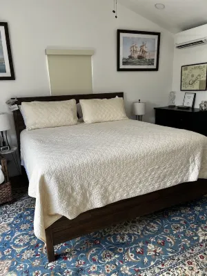 Lovely private studio apartment in beautiful garden setting