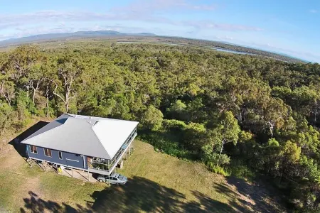 Beautifully located apartment, seconds to the bush, minutes from the beach Отели рядом с достопримечательностью «Lady Musgrave Island»