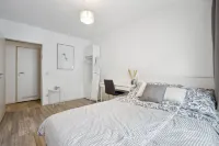 Modernes Apartment mit Heimkino und Netflix in Dresden Hotels in Pieschen