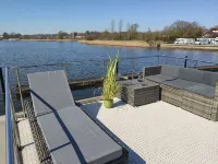Houseboat Fjord Serina with bio-sauna and roof terrace in Schleswig シュレスヴィヒのホテル