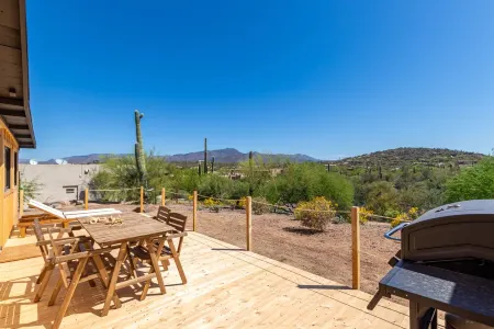 Private,romantic and charming mid-century cottage with panoramic views Отели в г. Кейв Крик