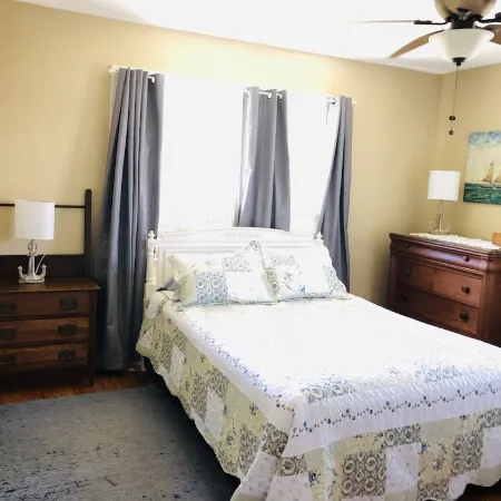Riverfront Plum Crazy Bungalow w/boat dock! 10 min to Gulf, close to beaches!