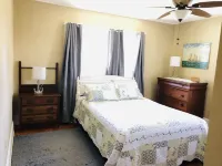 Riverfront Plum Crazy Bungalow w/boat dock! 10 min to Gulf, close to beaches!