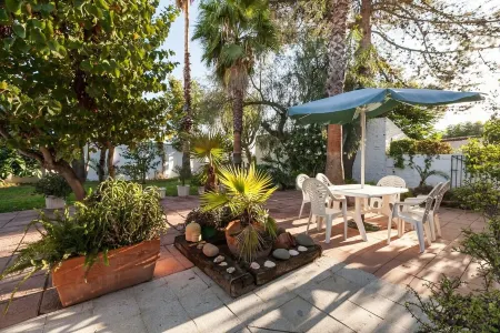 Villa del Manzano, Complete villa with pool just 15 minutes from Seville