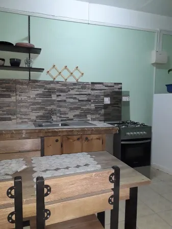 HazelWood Cottage: Beautiful Caribbean Sea views, in a comfortable space.