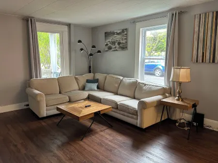 Dundas street home Отели в г. Леннокс энд Аддингтон Каунти