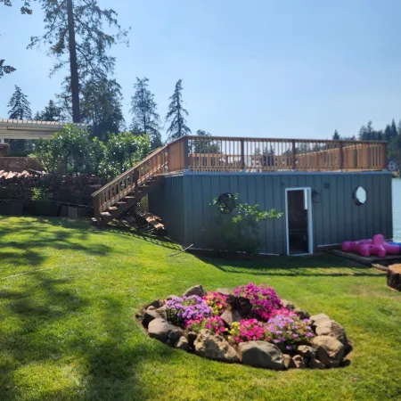 ORIGINAL 1927 COZY LAKEFRONT BUNGALOW WITH WRAP AROUND PORCH Отели в г. Лейк-Освего