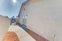 KING SIZE BED! MASSAGE CHAIR! EV CHARGER~~OVERHEAD SHOWER!15 Minutes From Strip!