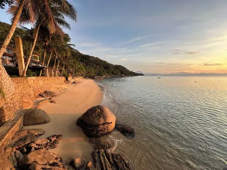 Exclusive house in Ilha with beach and sea view.