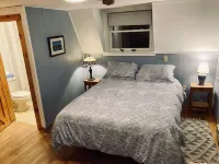 Sunny and Spacious A-Frame nestled in the fir trees.  Mountain views! Hotels in Tremont