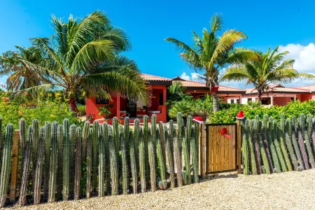 Affordable Waterfront-  Instant Holiday Mode - Lac Bay Casitas Отели рядом с достопримечательностью «Pekelmeer, Flamingo Sanctuary»