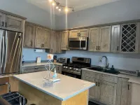 Cozy 1 Bedroom In The Quiet Of Diamond Estate. Equipped With All Amenties.