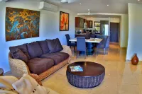 Flamingo Beach Villa - One of Few Renovatd Units- Walk to Beach- Bikes Included