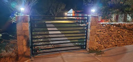 Volcano View Cottage Отели в г. Бугаба