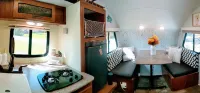 Cozy camper living in a  prime location Hotels in Cypress Lake