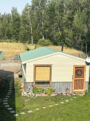 Cozy cabin on the Twisp River.  Just 5 minutes from town on Twisp River Hotel in zona Twisp River Rearing Ponds