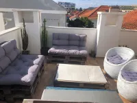 Apartamento com Terraço e 3 Quartos, 200 Metros da Praia