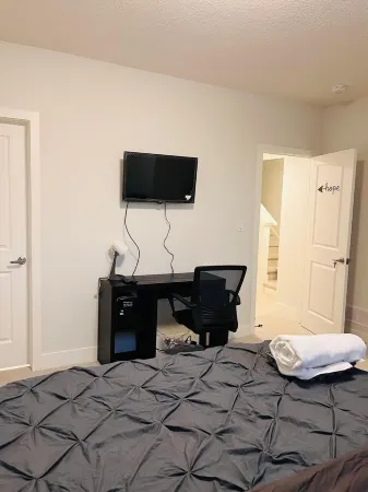 Cozy Urban Retreat: Private Room in a Friendly Shared Home