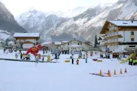 1 Studio Flat walking distance to ski lifts (we have 2 in the same building)