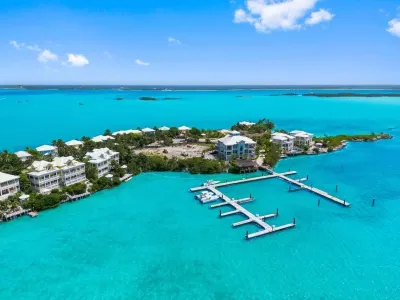 Waterfront Villa with Dock, Walk to Beach Club & Rusty Anchor Rest. 3b/r  3.5b/a のホテル