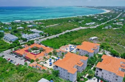 Modern Condo w/ resort amenities. Steps from Grace Bay Beach Richmond Hill Preparatory School 주변 호텔