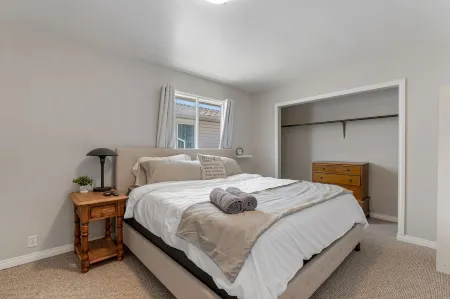 Hoodoo Hideout | Family Retreat | King Suite Отели в г. Драмеллер