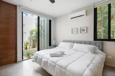 YaaX Villa 4 BEDR with beach club included. 3/4 mile from beach.