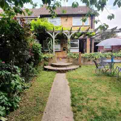 offering cheerfull and spacious rooms through this 3 bedroom semi detached house Hotel Exterior