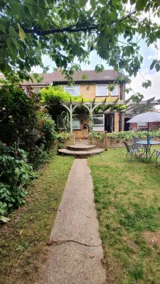 offering cheerfull and spacious rooms through this 3 bedroom semi detached house West Croydon 주변 호텔