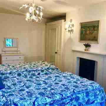 Laura’s Townhouse Apartments Headmaster’s Retreat Rooms