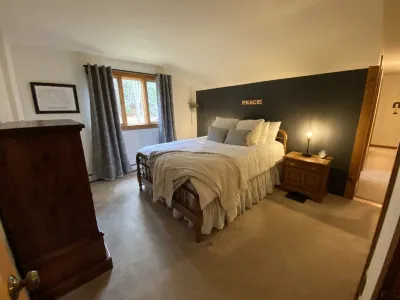 Tallwood Timber: a Family Friendly Ski House in Southern Vermont Hotels near Lowell Lake State Park