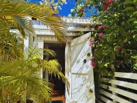 Le Ravenale Romantic bungalow with private Jacuzzi just a stone's throw from the sea