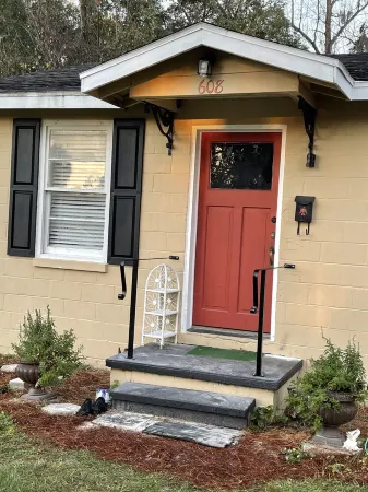 Quaint rural downtown community close to springs, 3 rivers, biking & equestrian