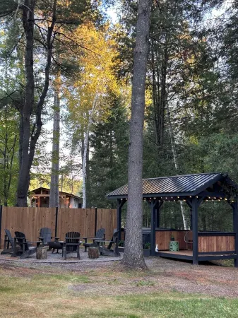 Forest Retreat: Cozy Cabin with Nordic Spa &Bunkie