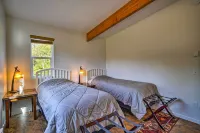 Secluded Getaway w/ Deck, Steps to Fritz Creek! - balcón