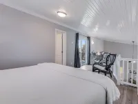 Vintage Art Studio 1 Bedroom Home
