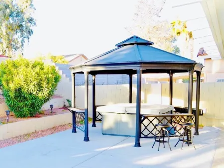 Beachy themed Home with Hot Tub & Fire Table Отели рядом с достопримечательностью «Cactus Garden Dr»