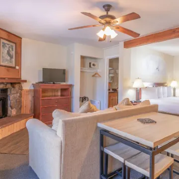 Murphy's River Lodge Hotels near Emerald Lake Trail
