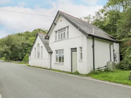 Is Y Deri Отели рядом с достопримечательностью «Шелл Айленд»