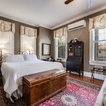 Riverdale Inn