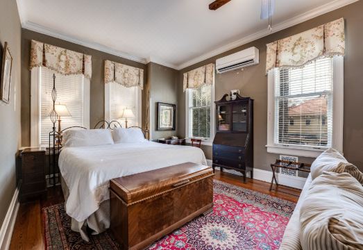 2. 리버데일 인 -..