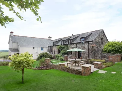 Honey Bee Cottage Hotels near Milton Damerel Methodist Church