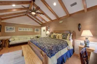 The Grey Owl Inn - balcony