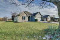 Tranquil Fort Wayne Home 7 Mi to Downtown - parking