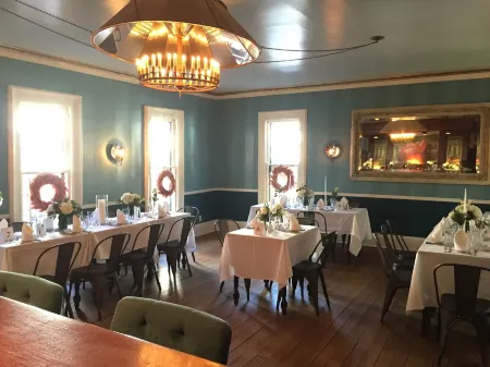 The Buxton Inn Отели в г. Licking County