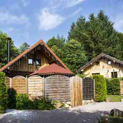 Domaine du Haut Jardin Hôtel & Chalets Spa Privé Hotel Exterior