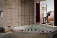 Colonial Inn - Hot Tub
