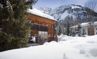 Alpina Lech - Geborgen in Den Bergen